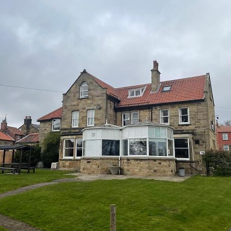 The Fylingdales Inn Robin Hood's Bay Exterior photo