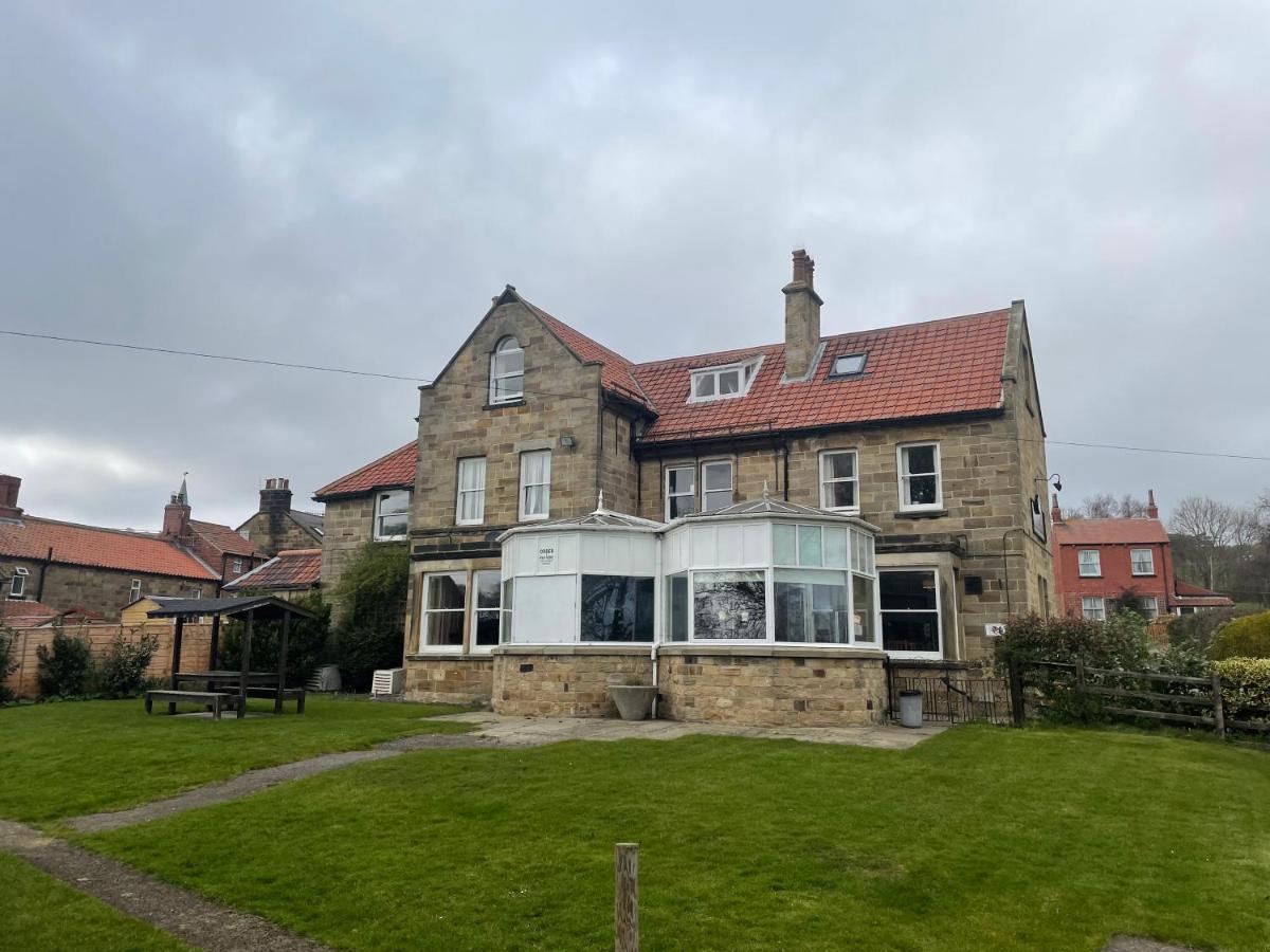 The Fylingdales Inn Robin Hood's Bay Exterior photo